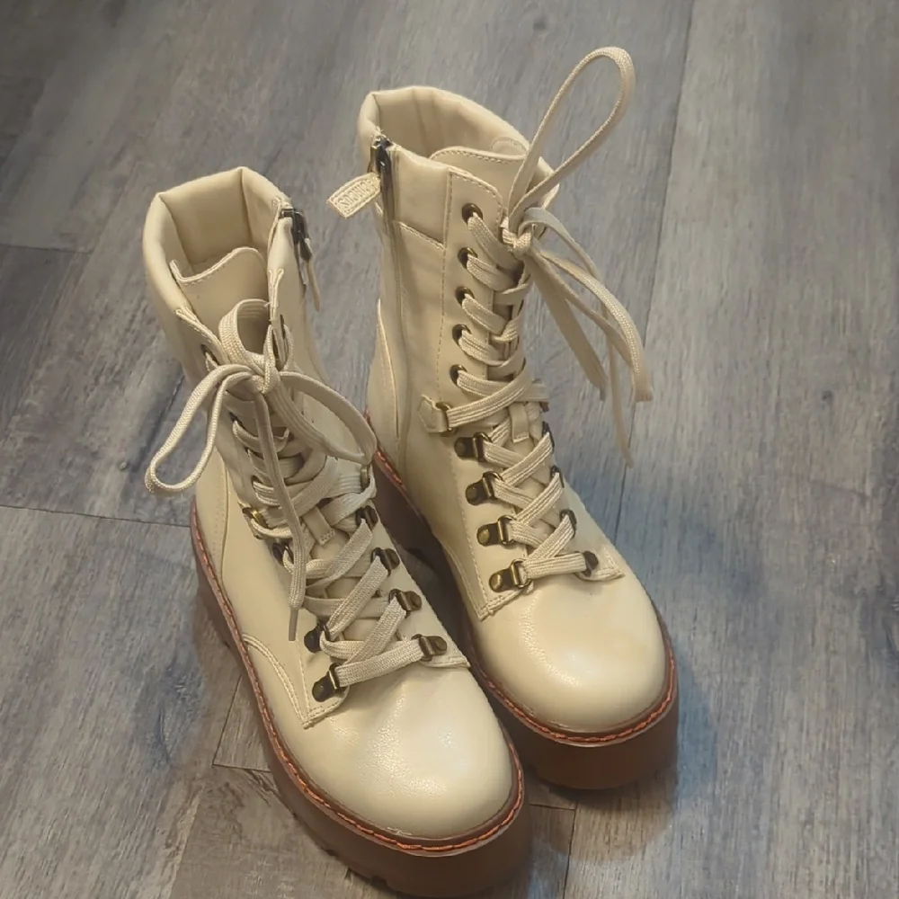 Circus by Sam Edelman Cream Combat Boots with Lace-Up Design - Picture 1 of 9